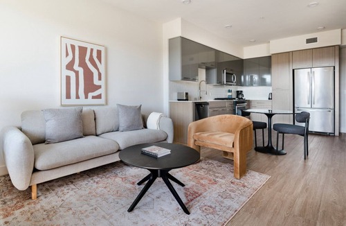 Fremont Apartment | Blueground | East Industrial, pool, nr Central Park