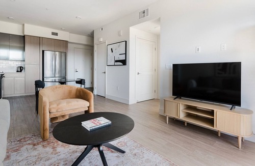 Fremont Apartment | Blueground | East Industrial, pool, nr Central Park
