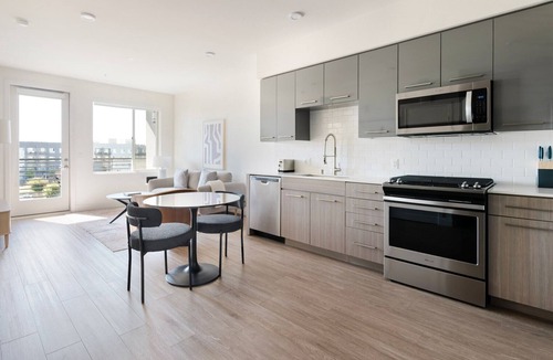 Fremont Apartment | Blueground | East Industrial, pool, nr Central Park