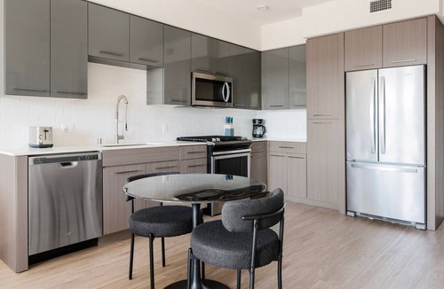 Fremont Apartment | Blueground | East Industrial, pool, nr Central Park