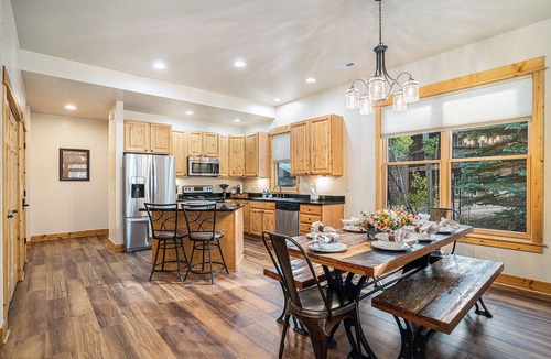 Estes Park House | Bobcat Bunkhouse in Estes Park-3 Bed Family Retreat with Wi-Fi A/C Games Hot Tub