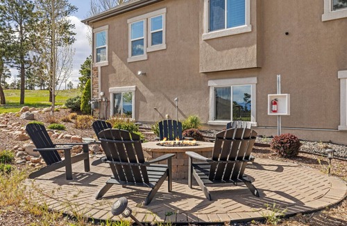 Colorado Springs House | BOBCAT LODGE · ✔︎ Sleeps 25+⎜Movie Room⎜Garage⎜Hot Tub, Chef Kitc