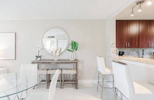 Boca Raton Apartment | Boca Raton - Across from Beach - Balcony Pool Parking 2BR