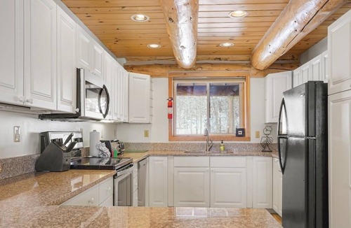 Wildernest Cabin | Boulder Cat Lodge - Sleeps 14 - Pet friendly,nMtn views & close to ski resorts