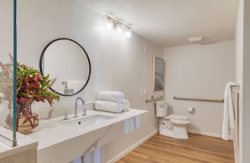 Laguna Beach Hotel | Boutique Hotel + Pool + Hot Tub + Terrace + Walkable | The Mara by AvantStay