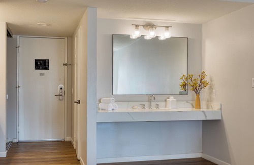 Laguna Beach Hotel | Boutique Stay near Beach | Pool + Spa + Rooftop Ocean Views | Walk to Dining