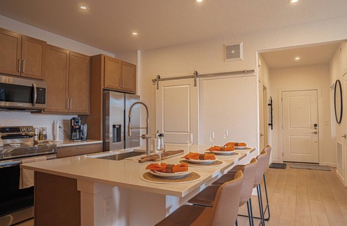 Parker Condo | Brand New, Cozy & Modern Condo – Dogs Welcome!