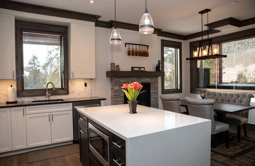 Lakeside Village Condo | Brand New Luxury Townhome/Private Hot Tub/Private Patio