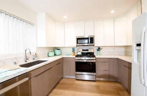 Reseda Apartment | Brand New Remodeled 3 Bedroom Home in Reseda
