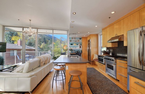 Lower Arapahoe Apartment | Breathtaking Views! 15 minute walk to Pearl St. & 5 minutes to Hiking.