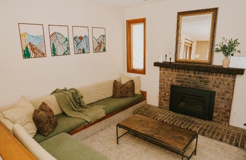 Breckenridge Ski Chalet | Breck Ski Chalet, Pet Friendly, Private Hot Tub and Scenic Views