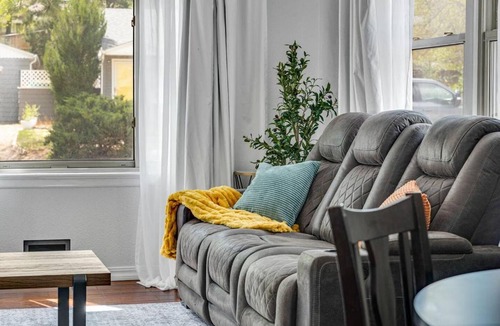Broadmoor House | Bright 2BR Broadmoor Basecamp | King Bed