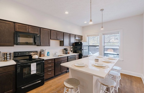 University Circle House | Bright 5BR Townhome Near Museums & Univ. Circle
