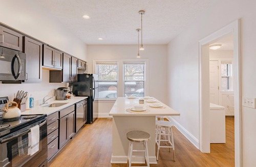 University Circle House | Bright 5BR Townhome Near Museums & Univ. Circle