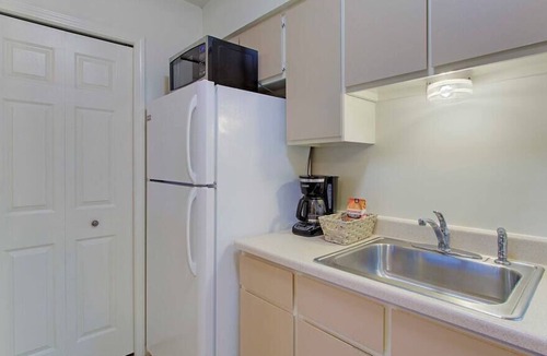 North Canton Apartment | Bright & Airy 1BR near Hall of Fame/Hwy/Airport