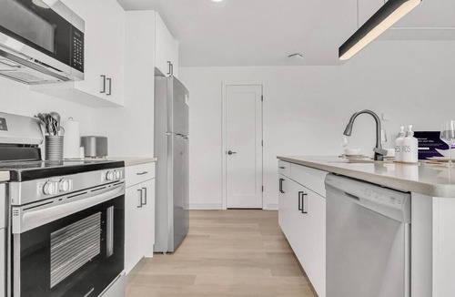 University Circle Apartment | Bright & Airy 2BR | Cleveland Clinic
