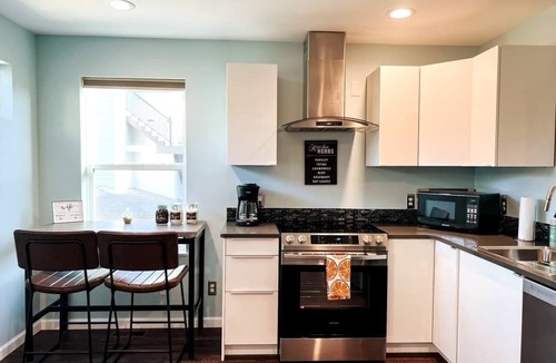 Old Town North Apartment | Bright, Beautiful & Dog Friendly Steps to Old Town