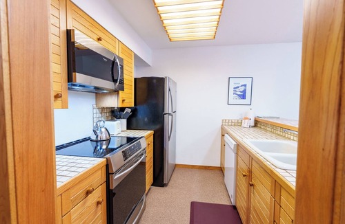 Mountain House Condo | Bright Condo with Slopeside Views/Pool and Hot tub Access