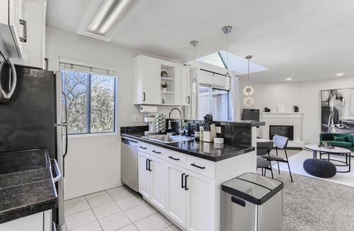 Englewood Condo | Bright DTC 2BR Condo with Pool & Fireplace
