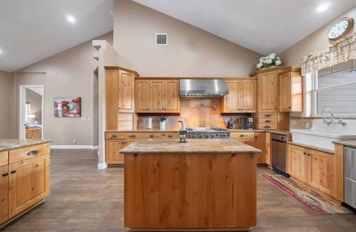 Lake Hughes House | Bright Family Getaway Mountain Views OutdoorLiving
