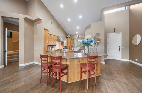 Lake Hughes House | Bright Family Getaway Mountain Views Outdoor Living
