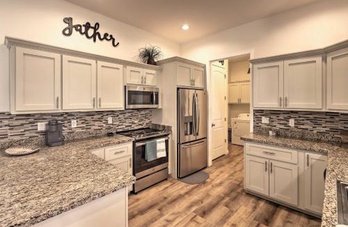 Fort Mohave House | Bright Home w/Yard, 4 Mi to Colorado River!