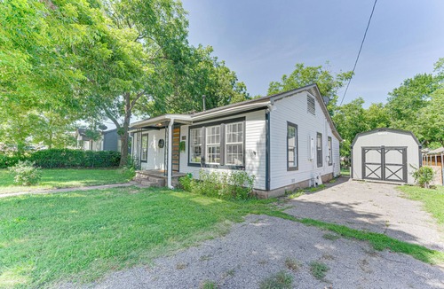 Midlothian House | Bright Ivory Studio Getaway- Walk Shops & Dining