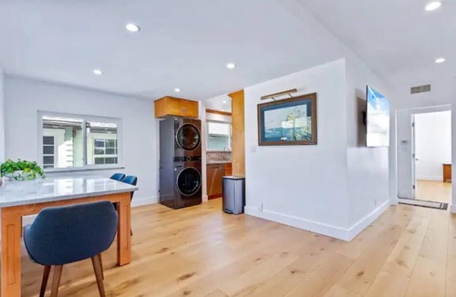Tree Section Apartment | Bright Ocean Inspired Downtown Manhattan Beach Walk Street - Upper Unitn