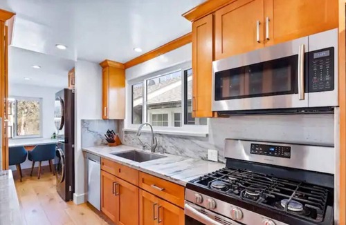 Tree Section Apartment | Bright Ocean Inspired Downtown Manhattan Beach Walk Street - Upper Unitn