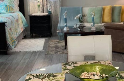 Southside Apartment | Bright Spacious Studio Near City and Palm Beach