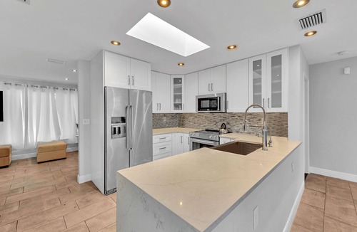 South Lake Villa | Bright & Spacious Villa in Hollywood ★ 3BR/2BA ★ Heated Pool ★Walk to Beach