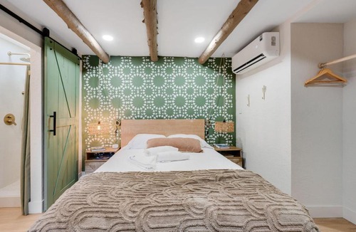 Manitou Springs Apartment | Bright Studio in Manitou Springs Walk Downtown