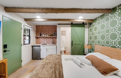 Manitou Springs Apartment | Bright Studio in Manitou Springs Walk Downtown