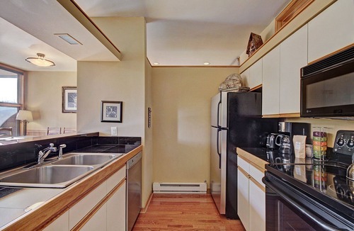 Keystone House | Bright Townhome/Vaulted Ceilings/Access to an Outdoor Pool and Hot Tub