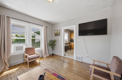 Tremont Apartment | Bright Tremont 2BR - Near Downtown CLE & Clinic
