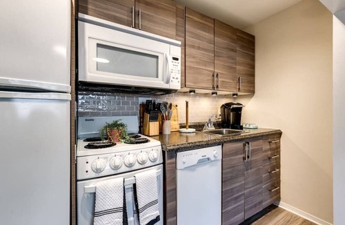 Lake Ridge Apartment | BRiGHT Tropical 1BR/w Pool