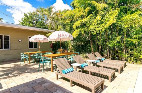 Lake Ridge Apartment | BRiGHT Tropical 1BR/w Pool