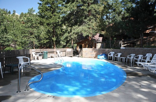 Estes Park Ski Chalet | Bring your dog to this Cozy Mountain Escape
