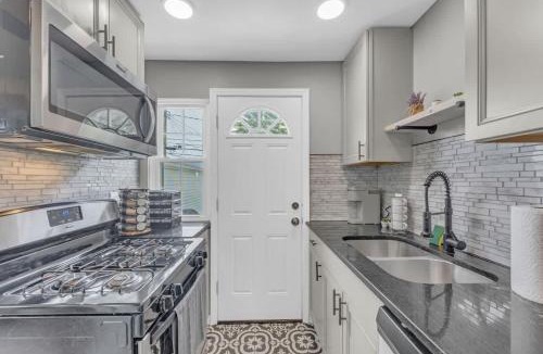Brooklyn House | Brooklyn Townhome Updated Kitchen Sleeps 4