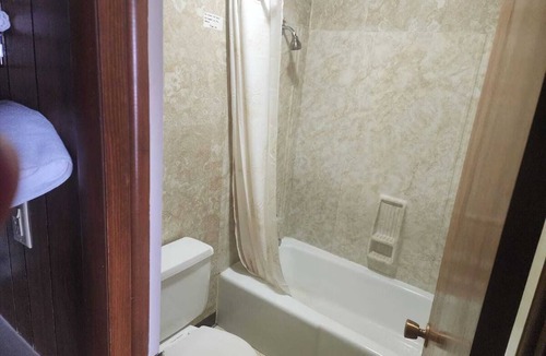 Quinter Hotel | Budget-Friendly Stay w/Comfortable Beds + Convenient Highway Access - 2 Units!