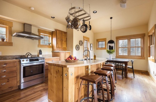 The Highlands Cabin | Buffalo by AvantStay | Beautifully Designed Cabin w/Hot Tub
