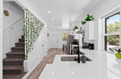 Hale House | Built in Bluetooth SPEAKERS- Spacious 5-bedroom house, private parking in Denver