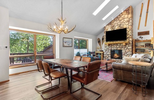 Wildernest House | Burgundy Retreat- Beautiful Forest Mountain Getaway!
