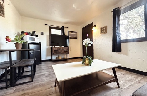 Manitou Springs Cabin | Cabin 15 | 1BR + Kitchenette Near Pikes Peak