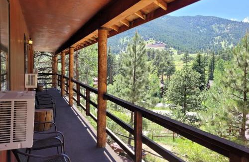 Estes Park Apartment | Cabin 18 - King Bed Mountain views Hotel Style