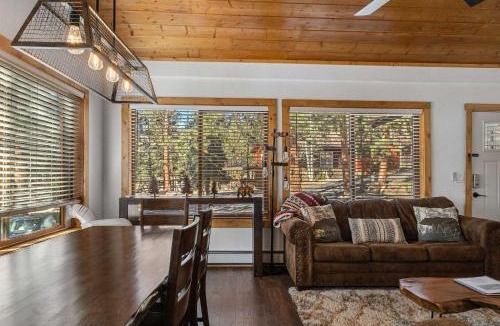 Estes Park House | Cabin 3- Cozy updated cabin 5 min to RMNP