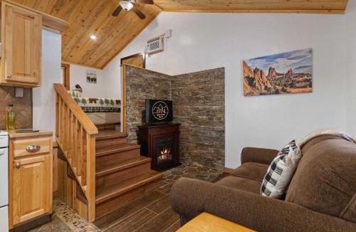 Estes Park House | Cabin 5- Private Cabin w King bed kitchen porch