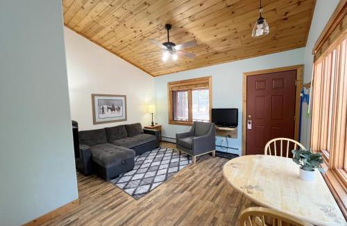Woodland Park Bed & Breakfast | Cabin A Suite Bed and Breakfast