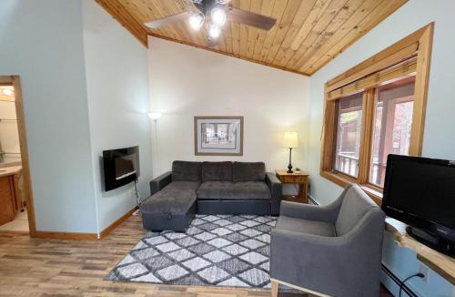 Woodland Park Bed & Breakfast | Cabin A Suite Bed and Breakfast