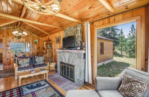 Estes Park House | Cabin on 7 acres with glorious mountain views & wood fireplace